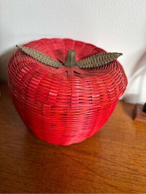 Vintage wicker apple basket cottagecore 80s 90s teacher gift back to school